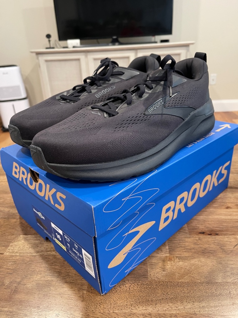 Brooks Men's Black Athletic Running Shoes - All-Black Design